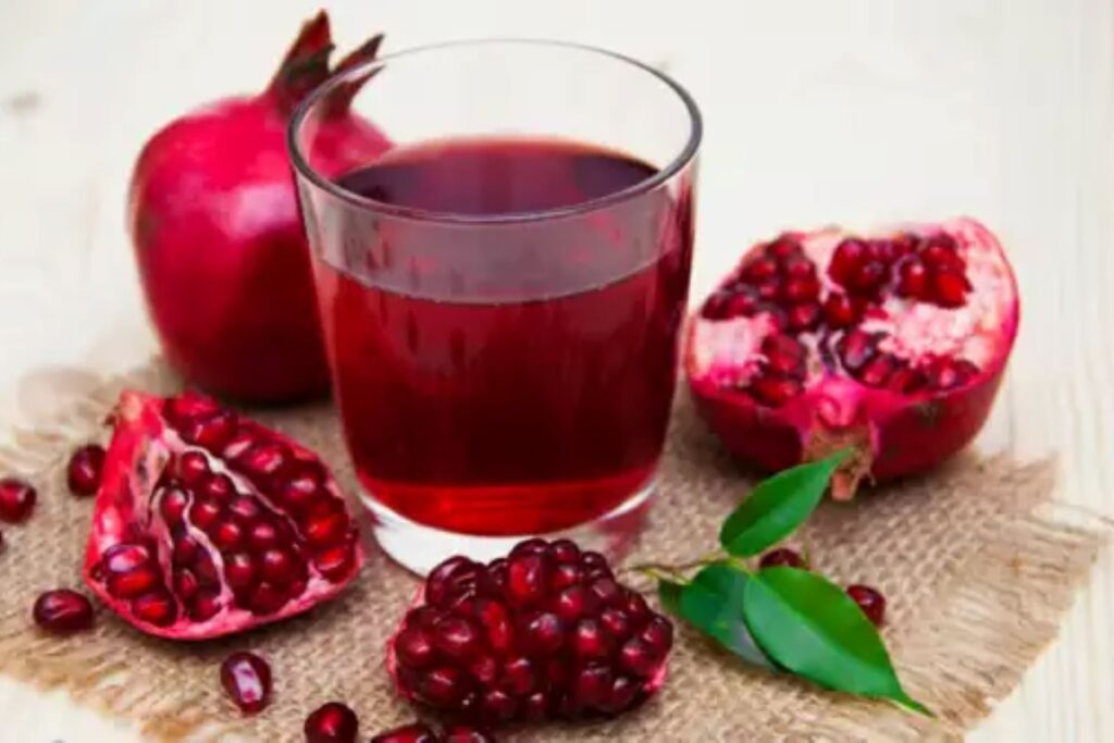 Làm nước ép lựu